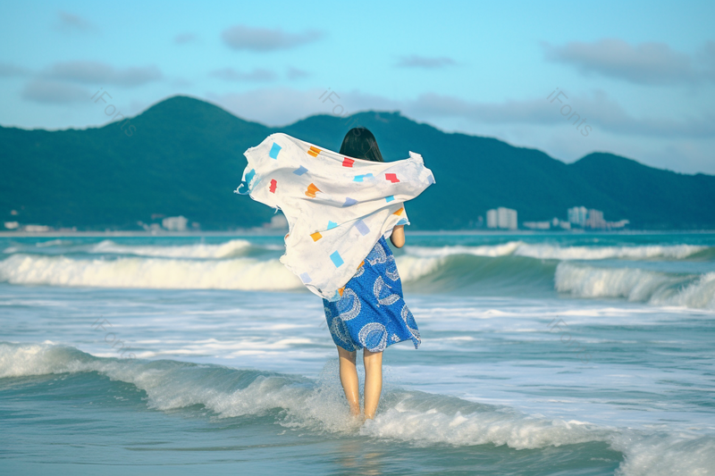 女孩拿着丝巾在海边踏浪嬉戏,高清,摄影图,摄影图片,图片大全,摄影图免费下载